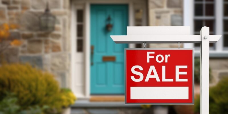 For,Sale,Sign,Real,Estate,Agency,On,Street